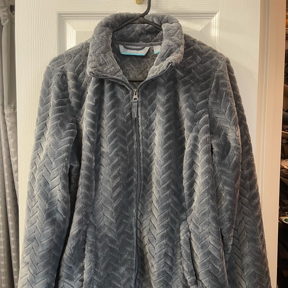Women’s FREE COUNTRY L plush jacket
Braided Butter Design